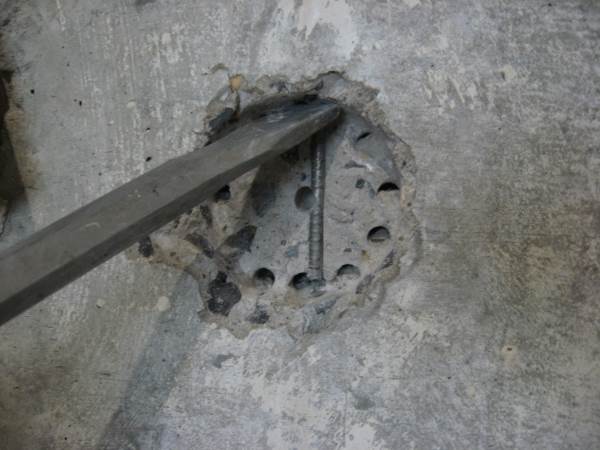Отверстие в бетоне с помощью бура для перфоратора