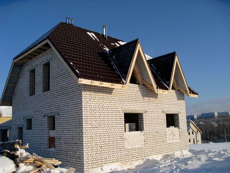 Двухэтажный кирпичный дом