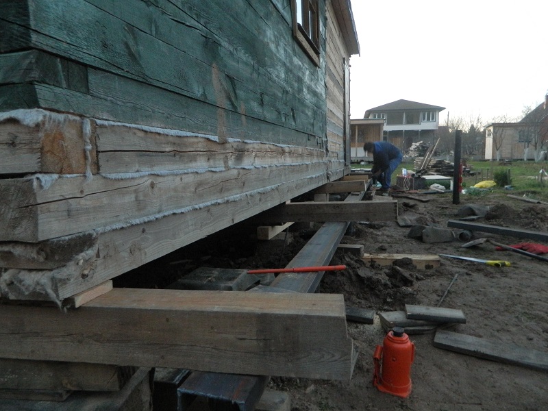Подъем деревянного дома домкратами