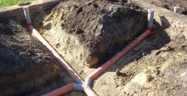 Как провести канализацию и водопровод под фундаментом