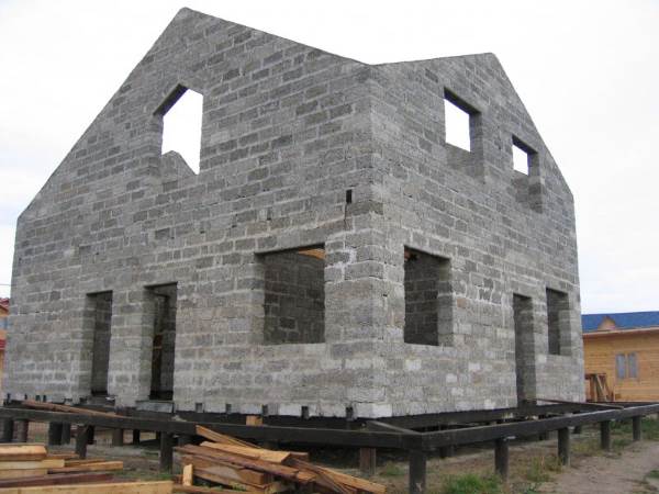 Каменный дом на свайно-винтовом фундаменте