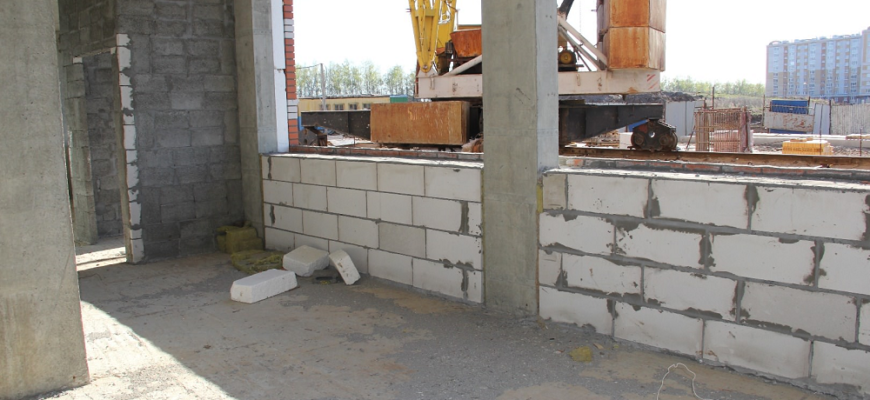 Какие блоки подойдут для наружных и внутренних несущих стеновых конструкций, правила их укладки